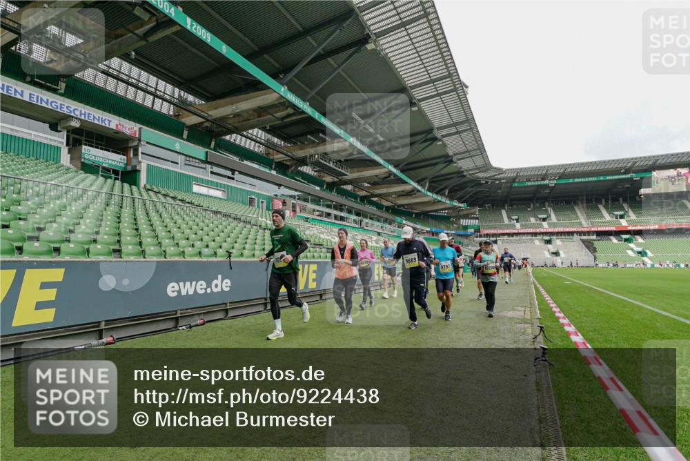 05.10.2025 - 20. swb-Marathon Bremen Michael Burmester http://msf.ph/oto/9224438 05.10.2025 10:34:44 Laufen im Stadion 7101, 7147, 7215, 9183, 9188, 9201, 9219, 9266, 9292, 9372, 9430, 9472, 9540, 9547, 9585, 9591, 9622, 9669, 9672, 9714, 9719, 9720, 9722, 9766, 9783, 9797, 9820, 9844, 9847, 9872, 9925, 9932, 9943, 9947, 9952, 9981, 10003, 10005, 10009, 10024, 10069, 10080, 10088, 10111, 10116, 10169, 10178, 10191, 10196, 10200, 10260, 10261, 10263, 10281, 10285, 10329, 10341, 10397, 10398, 10408, 10424, 10527, 10641, 10644, 10645, 10648, 10653, 10694, 10834, 10845, 10950, 9529 meine-sportfotos.de