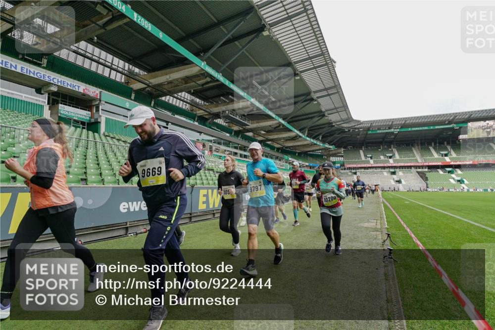 05.10.2025 - 20. swb-Marathon Bremen Michael Burmester http://msf.ph/oto/9224444 05.10.2025 10:34:46 Laufen im Stadion 7101, 7147, 7215, 9183, 9188, 9201, 9219, 9292, 9372, 9430, 9472, 9540, 9547, 9585, 9591, 9622, 9669, 9672, 9714, 9719, 9720, 9722, 9766, 9783, 9797, 9820, 9844, 9847, 9872, 9925, 9932, 9943, 9947, 9952, 9981, 10003, 10005, 10009, 10024, 10069, 10080, 10088, 10111, 10169, 10178, 10191, 10196, 10200, 10260, 10261, 10263, 10281, 10285, 10329, 10341, 10397, 10398, 10408, 10424, 10527, 10641, 10644, 10645, 10648, 10653, 10694, 10834, 10845, 10950, 10988, 9529 meine-sportfotos.de