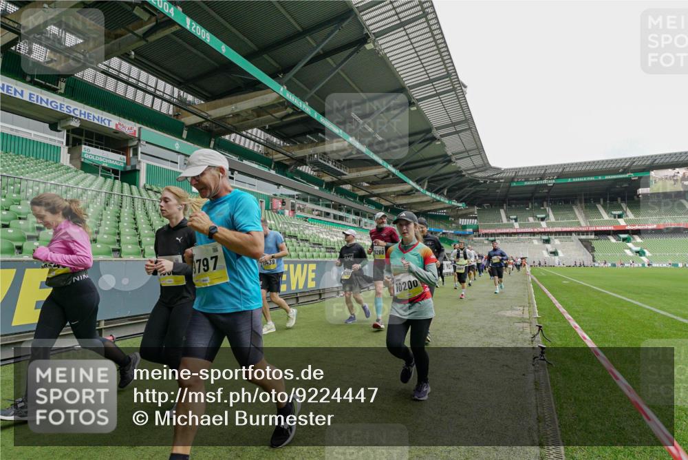 05.10.2025 - 20. swb-Marathon Bremen Michael Burmester http://msf.ph/oto/9224447 05.10.2025 10:34:46 Laufen im Stadion 7101, 7147, 7215, 9183, 9188, 9201, 9219, 9292, 9372, 9430, 9472, 9540, 9547, 9585, 9591, 9622, 9669, 9672, 9714, 9719, 9720, 9722, 9766, 9783, 9797, 9820, 9844, 9847, 9872, 9925, 9932, 9943, 9947, 9952, 9981, 10003, 10005, 10009, 10024, 10069, 10080, 10088, 10111, 10169, 10178, 10191, 10196, 10200, 10260, 10261, 10263, 10281, 10285, 10329, 10341, 10397, 10398, 10408, 10424, 10527, 10641, 10644, 10645, 10648, 10653, 10694, 10834, 10845, 10950, 10988, 9529 meine-sportfotos.de