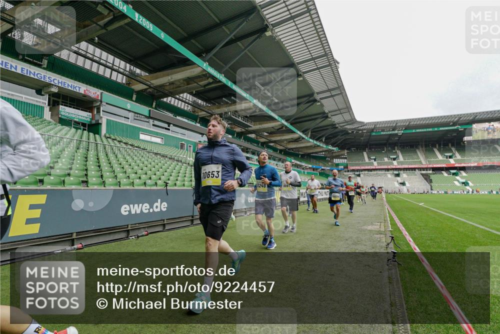 05.10.2025 - 20. swb-Marathon Bremen Michael Burmester http://msf.ph/oto/9224457 05.10.2025 10:34:51 Laufen im Stadion 7101, 7147, 7215, 9183, 9188, 9201, 9219, 9292, 9372, 9430, 9472, 9540, 9547, 9585, 9591, 9622, 9669, 9672, 9714, 9719, 9720, 9722, 9766, 9783, 9797, 9820, 9844, 9847, 9872, 9925, 9932, 9943, 9947, 9952, 9968, 9981, 10003, 10005, 10009, 10080, 10088, 10111, 10169, 10191, 10196, 10200, 10260, 10261, 10263, 10281, 10285, 10329, 10341, 10397, 10398, 10408, 10424, 10527, 10555, 10641, 10644, 10645, 10648, 10653, 10694, 10834, 10845, 10950, 10988 meine-sportfotos.de
