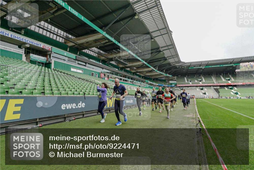 05.10.2025 - 20. swb-Marathon Bremen Michael Burmester http://msf.ph/oto/9224471 05.10.2025 10:34:57 Laufen im Stadion 7101, 7147, 7163, 7215, 9183, 9188, 9201, 9219, 9292, 9350, 9372, 9430, 9472, 9495, 9540, 9547, 9582, 9585, 9601, 9622, 9669, 9672, 9719, 9720, 9722, 9766, 9783, 9797, 9820, 9844, 9847, 9872, 9925, 9932, 9943, 9947, 9952, 9968, 9981, 10009, 10080, 10088, 10105, 10111, 10169, 10179, 10191, 10196, 10200, 10260, 10261, 10263, 10281, 10285, 10329, 10341, 10395, 10397, 10398, 10424, 10527, 10555, 10644, 10645, 10648, 10653, 10694, 10834, 10845, 10950, 10988, 9472 meine-sportfotos.de