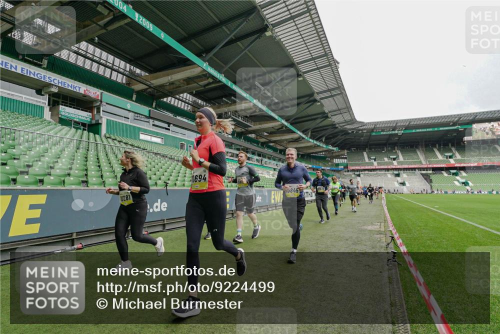 05.10.2025 - 20. swb-Marathon Bremen Michael Burmester http://msf.ph/oto/9224499 05.10.2025 10:35:06 Laufen im Stadion 7147, 7163, 9183, 9188, 9201, 9219, 9292, 9350, 9372, 9430, 9495, 9540, 9547, 9576, 9582, 9585, 9601, 9622, 9625, 9666, 9669, 9672, 9719, 9720, 9722, 9766, 9783, 9797, 9844, 9847, 9872, 9886, 9925, 9932, 9952, 9968, 9981, 10049, 10055, 10080, 10088, 10105, 10111, 10145, 10169, 10179, 10200, 10260, 10263, 10281, 10329, 10341, 10368, 10377, 10395, 10397, 10527, 10555, 10644, 10645, 10648, 10653, 10694, 10834, 10845, 10950, 10988, 7101, 7215, 9372, 9472, 9547, 9585, 9820 meine-sportfotos.de