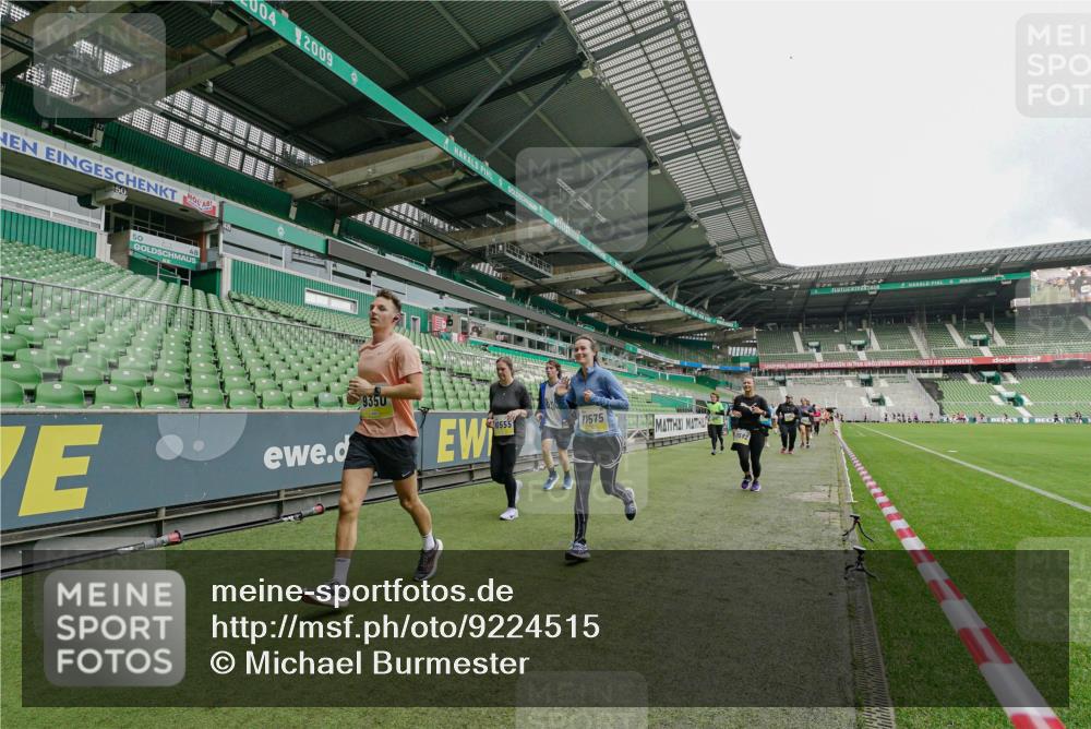 05.10.2025 - 20. swb-Marathon Bremen Michael Burmester http://msf.ph/oto/9224515 05.10.2025 10:35:13 Laufen im Stadion 7147, 7163, 9183, 9188, 9201, 9219, 9292, 9350, 9430, 9495, 9508, 9540, 9550, 9576, 9582, 9601, 9612, 9622, 9625, 9666, 9669, 9672, 9720, 9722, 9766, 9790, 9797, 9847, 9886, 9925, 9952, 9968, 9981, 10049, 10055, 10080, 10084, 10088, 10105, 10145, 10169, 10179, 10200, 10225, 10260, 10263, 10281, 10329, 10341, 10368, 10377, 10395, 10397, 10527, 10555, 10644, 10645, 10653, 10694, 10834, 10845, 10950, 10988, 7101, 7215, 9372, 9472, 9547, 9585, 9719, 9783, 9820 meine-sportfotos.de