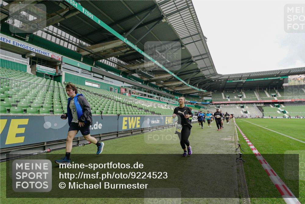 05.10.2025 - 20. swb-Marathon Bremen Michael Burmester http://msf.ph/oto/9224523 05.10.2025 10:35:14 Laufen im Stadion 7147, 7163, 9183, 9188, 9201, 9219, 9292, 9350, 9430, 9495, 9508, 9540, 9550, 9576, 9582, 9601, 9612, 9622, 9625, 9666, 9669, 9672, 9720, 9722, 9766, 9790, 9797, 9847, 9886, 9925, 9952, 9968, 9981, 10049, 10055, 10080, 10084, 10105, 10145, 10169, 10179, 10200, 10225, 10260, 10263, 10281, 10329, 10341, 10368, 10377, 10395, 10397, 10527, 10555, 10644, 10645, 10653, 10694, 10834, 10845, 10950, 10988, 7101, 7215, 9372, 9472, 9547, 9585, 9719, 9783, 9820 meine-sportfotos.de