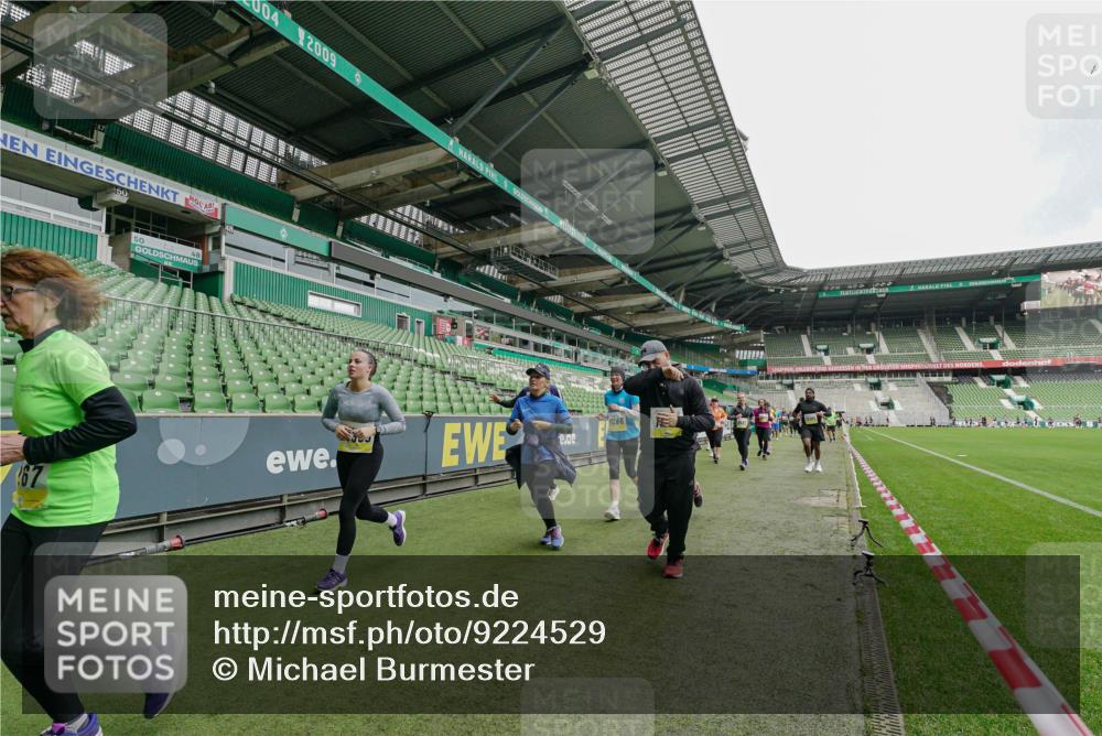 05.10.2025 - 20. swb-Marathon Bremen Michael Burmester http://msf.ph/oto/9224529 05.10.2025 10:35:18 Laufen im Stadion 7163, 9183, 9188, 9201, 9219, 9292, 9350, 9430, 9495, 9508, 9540, 9550, 9576, 9582, 9601, 9612, 9622, 9625, 9666, 9669, 9672, 9720, 9722, 9766, 9790, 9797, 9847, 9886, 9914, 9925, 9952, 9962, 9968, 9981, 10039, 10049, 10055, 10059, 10080, 10084, 10105, 10145, 10169, 10179, 10200, 10225, 10260, 10263, 10281, 10341, 10353, 10368, 10377, 10395, 10397, 10555, 10644, 10645, 10653, 10694, 10834, 10845, 10950, 10988, 7101, 7147, 7215, 9292, 9372, 9547, 9585, 9719, 9783, 9820 meine-sportfotos.de