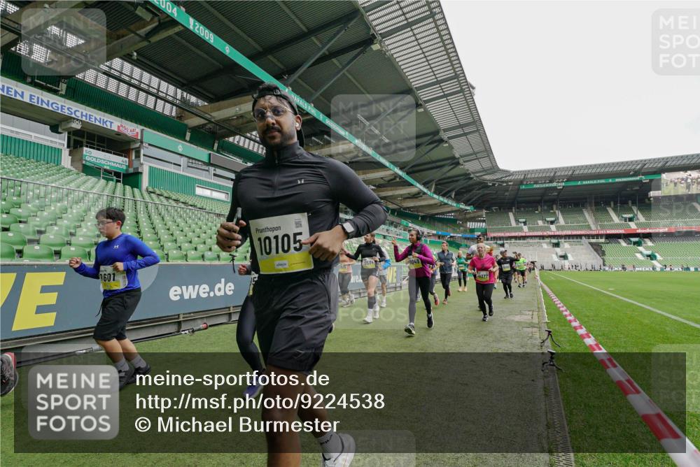 05.10.2025 - 20. swb-Marathon Bremen Michael Burmester http://msf.ph/oto/9224538 05.10.2025 10:35:23 Laufen im Stadion 7163, 9183, 9188, 9201, 9219, 9350, 9433, 9451, 9495, 9508, 9540, 9550, 9576, 9582, 9601, 9612, 9622, 9625, 9666, 9672, 9722, 9766, 9790, 9847, 9886, 9914, 9925, 9937, 9952, 9962, 9968, 9981, 10039, 10049, 10055, 10059, 10080, 10084, 10105, 10145, 10169, 10179, 10225, 10260, 10263, 10281, 10353, 10359, 10368, 10377, 10395, 10555, 10644, 10653, 10694, 10834, 10845, 10950, 10988, 7147, 7215, 9292, 9372, 9430, 9547, 9585, 9669, 9719, 9783 meine-sportfotos.de