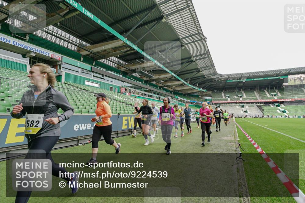 05.10.2025 - 20. swb-Marathon Bremen Michael Burmester http://msf.ph/oto/9224539 05.10.2025 10:35:23 Laufen im Stadion 7163, 9183, 9188, 9201, 9219, 9350, 9433, 9451, 9495, 9508, 9540, 9550, 9576, 9582, 9601, 9612, 9622, 9625, 9666, 9672, 9722, 9766, 9790, 9847, 9886, 9914, 9925, 9937, 9952, 9962, 9968, 9981, 10039, 10049, 10055, 10059, 10080, 10084, 10105, 10145, 10169, 10179, 10225, 10260, 10263, 10281, 10353, 10359, 10368, 10377, 10395, 10555, 10644, 10653, 10694, 10834, 10845, 10950, 10988, 7147, 7215, 9292, 9372, 9430, 9547, 9585, 9669, 9719, 9783 meine-sportfotos.de