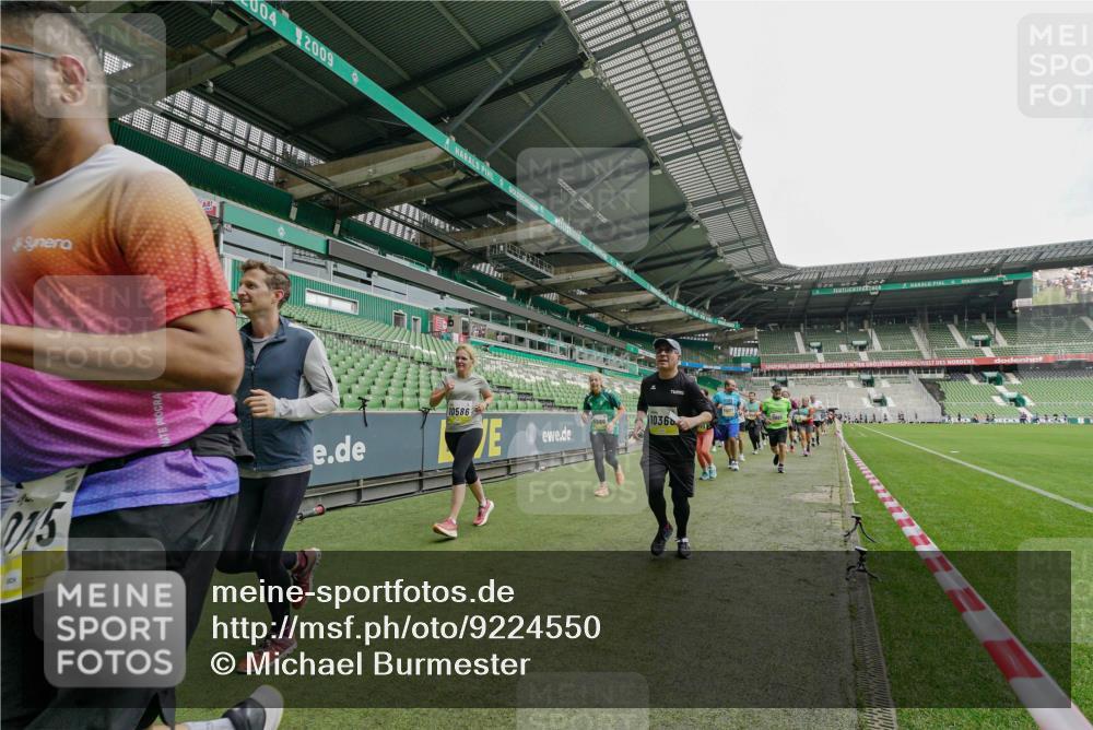 05.10.2025 - 20. swb-Marathon Bremen Michael Burmester http://msf.ph/oto/9224550 05.10.2025 10:35:26 Laufen im Stadion 7163, 9183, 9188, 9201, 9219, 9231, 9330, 9350, 9433, 9451, 9495, 9508, 9540, 9550, 9576, 9582, 9601, 9609, 9612, 9622, 9625, 9666, 9672, 9722, 9766, 9790, 9886, 9904, 9914, 9925, 9937, 9954, 9962, 9968, 9981, 10039, 10049, 10055, 10059, 10084, 10105, 10138, 10145, 10169, 10179, 10225, 10250, 10260, 10263, 10281, 10353, 10359, 10368, 10377, 10395, 10555, 10644, 10653, 10694, 10834, 10845, 10950, 10988, 7147, 9292, 9372, 9430, 9547, 9585, 9669, 9719, 9783 meine-sportfotos.de