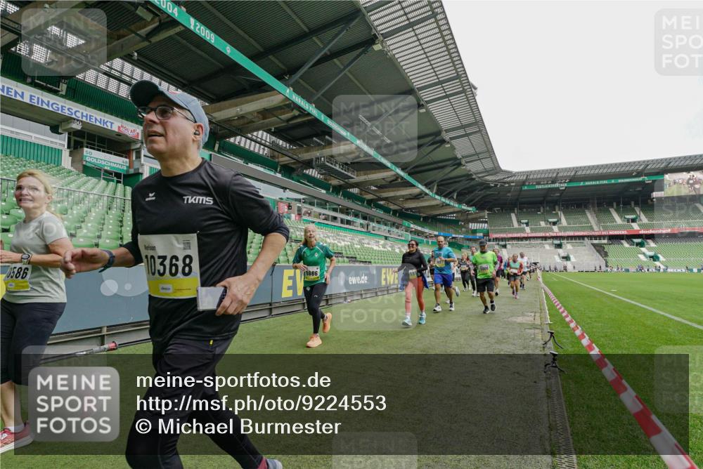 05.10.2025 - 20. swb-Marathon Bremen Michael Burmester http://msf.ph/oto/9224553 05.10.2025 10:35:27 Laufen im Stadion 7163, 9183, 9188, 9201, 9219, 9231, 9330, 9350, 9433, 9451, 9495, 9508, 9540, 9550, 9576, 9582, 9601, 9609, 9612, 9622, 9625, 9634, 9666, 9672, 9722, 9790, 9886, 9904, 9914, 9925, 9937, 9954, 9962, 9968, 9981, 10039, 10049, 10055, 10059, 10063, 10084, 10105, 10138, 10145, 10169, 10179, 10225, 10250, 10260, 10263, 10281, 10353, 10359, 10368, 10377, 10395, 10555, 10644, 10653, 10694, 10834, 10845, 10950, 10988, 7147, 9292, 9430, 9669, 9719, 9783 meine-sportfotos.de