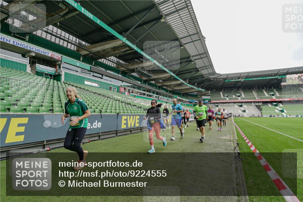 05.10.2025 - 20. swb-Marathon Bremen Michael Burmester http://msf.ph/oto/9224555 05.10.2025 10:35:28 Laufen im Stadion 7163, 9183, 9188, 9201, 9219, 9231, 9330, 9350, 9433, 9451, 9495, 9508, 9540, 9550, 9576, 9582, 9601, 9609, 9612, 9622, 9625, 9634, 9666, 9672, 9722, 9790, 9886, 9904, 9914, 9925, 9937, 9954, 9962, 9968, 10039, 10049, 10055, 10059, 10063, 10084, 10105, 10138, 10145, 10169, 10179, 10225, 10250, 10263, 10281, 10353, 10359, 10368, 10377, 10395, 10555, 10644, 10653, 10694, 10834, 10845, 10950, 10988, 7147, 9292, 9430, 9669, 9719, 9783 meine-sportfotos.de