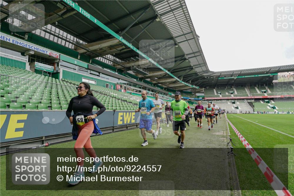 05.10.2025 - 20. swb-Marathon Bremen Michael Burmester http://msf.ph/oto/9224557 05.10.2025 10:35:29 Laufen im Stadion 7163, 9183, 9188, 9201, 9219, 9231, 9330, 9350, 9433, 9451, 9495, 9508, 9540, 9550, 9576, 9582, 9601, 9609, 9612, 9622, 9625, 9634, 9666, 9672, 9722, 9790, 9886, 9904, 9914, 9925, 9937, 9954, 9962, 9968, 10039, 10049, 10055, 10059, 10063, 10084, 10105, 10138, 10145, 10169, 10179, 10225, 10250, 10263, 10281, 10353, 10359, 10368, 10377, 10395, 10555, 10644, 10694, 10834, 10845, 10950, 10988, 7147, 9292, 9430, 9669, 9672, 9719, 9783 meine-sportfotos.de