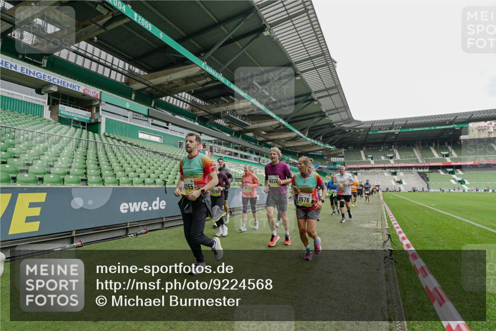 05.10.2025 - 20. swb-Marathon Bremen Michael Burmester http://msf.ph/oto/9224568 05.10.2025 10:35:31 Laufen im Stadion 7163, 7177, 7178, 9183, 9188, 9201, 9219, 9231, 9330, 9350, 9433, 9451, 9495, 9508, 9516, 9518, 9540, 9542, 9550, 9576, 9582, 9601, 9609, 9612, 9622, 9625, 9634, 9666, 9722, 9737, 9790, 9886, 9904, 9914, 9937, 9954, 9962, 9968, 10039, 10049, 10055, 10059, 10063, 10084, 10105, 10138, 10139, 10145, 10169, 10179, 10225, 10228, 10250, 10263, 10281, 10336, 10353, 10359, 10368, 10377, 10395, 10555, 10644, 10694, 10834, 10845, 10950, 10988, 7147, 9292, 9430, 9669, 9672, 9719 meine-sportfotos.de