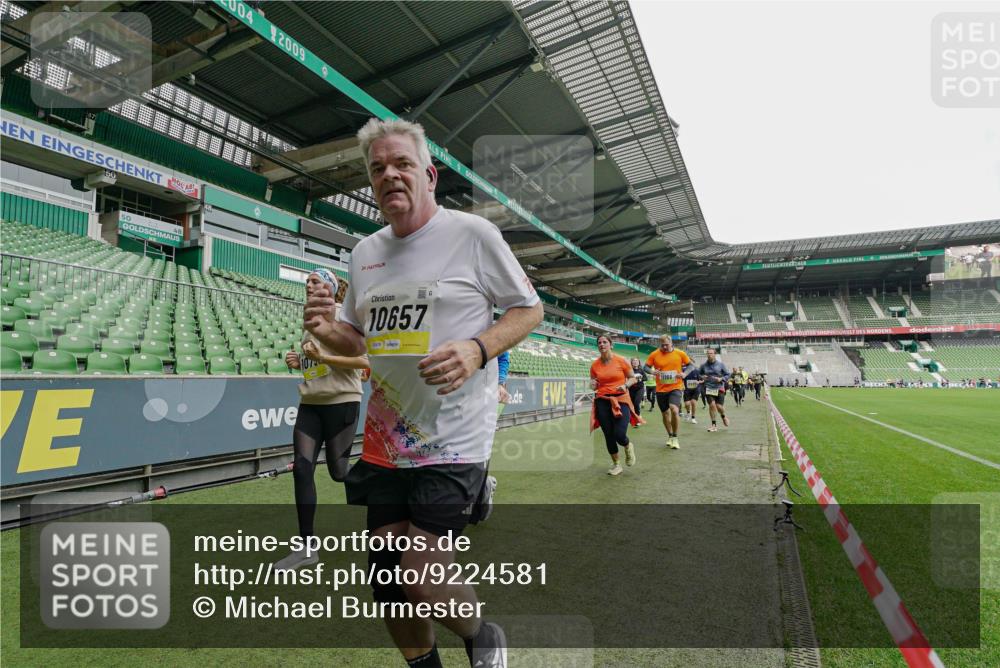 05.10.2025 - 20. swb-Marathon Bremen Michael Burmester http://msf.ph/oto/9224581 05.10.2025 10:35:34 Laufen im Stadion 7163, 7177, 7178, 9183, 9201, 9231, 9330, 9350, 9433, 9451, 9495, 9508, 9516, 9518, 9542, 9550, 9576, 9582, 9601, 9609, 9612, 9622, 9625, 9634, 9666, 9722, 9737, 9790, 9886, 9904, 9914, 9937, 9954, 9962, 9968, 10039, 10049, 10055, 10059, 10063, 10079, 10084, 10105, 10127, 10138, 10139, 10145, 10169, 10179, 10225, 10228, 10250, 10263, 10281, 10336, 10353, 10359, 10368, 10377, 10395, 10555, 10644, 10694, 10834, 10845, 10950, 10988, 7147, 9292, 9430, 9669, 9672 meine-sportfotos.de