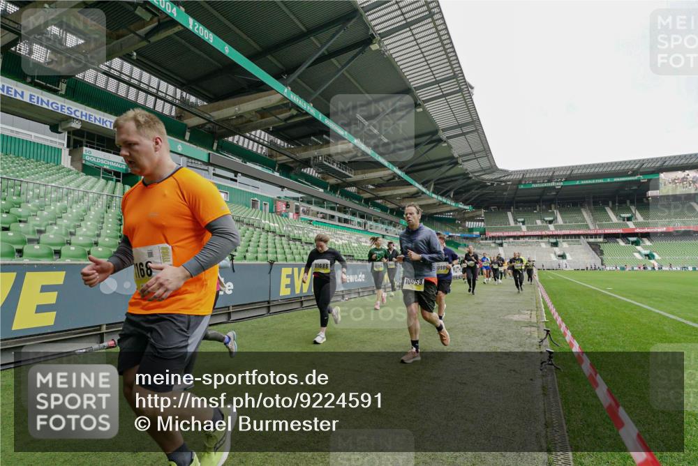 05.10.2025 - 20. swb-Marathon Bremen Michael Burmester http://msf.ph/oto/9224591 05.10.2025 10:35:37 Laufen im Stadion 7163, 7177, 7178, 9183, 9201, 9231, 9330, 9350, 9433, 9451, 9495, 9508, 9516, 9518, 9542, 9550, 9576, 9582, 9601, 9609, 9612, 9622, 9625, 9634, 9666, 9722, 9737, 9790, 9886, 9904, 9914, 9937, 9954, 9962, 9968, 10006, 10039, 10049, 10055, 10059, 10063, 10079, 10084, 10105, 10127, 10138, 10139, 10145, 10169, 10179, 10225, 10228, 10250, 10281, 10336, 10353, 10359, 10368, 10377, 10395, 10555, 10644, 10694, 10834, 10845, 10988, 7147, 9292, 9430, 9669, 9672 meine-sportfotos.de