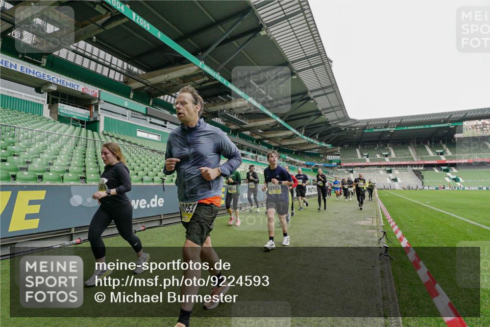 05.10.2025 - 20. swb-Marathon Bremen Michael Burmester http://msf.ph/oto/9224593 05.10.2025 10:35:38 Laufen im Stadion 7163, 7177, 7178, 9201, 9231, 9330, 9350, 9433, 9451, 9495, 9508, 9516, 9518, 9542, 9550, 9576, 9582, 9601, 9609, 9612, 9622, 9625, 9634, 9666, 9722, 9737, 9790, 9886, 9904, 9914, 9937, 9954, 9962, 9968, 10006, 10039, 10049, 10055, 10059, 10063, 10079, 10084, 10105, 10127, 10138, 10139, 10145, 10169, 10179, 10225, 10228, 10250, 10281, 10336, 10353, 10359, 10368, 10377, 10395, 10555, 10644, 10694, 10834, 10845, 10988, 9292, 9430, 9669, 9672 meine-sportfotos.de