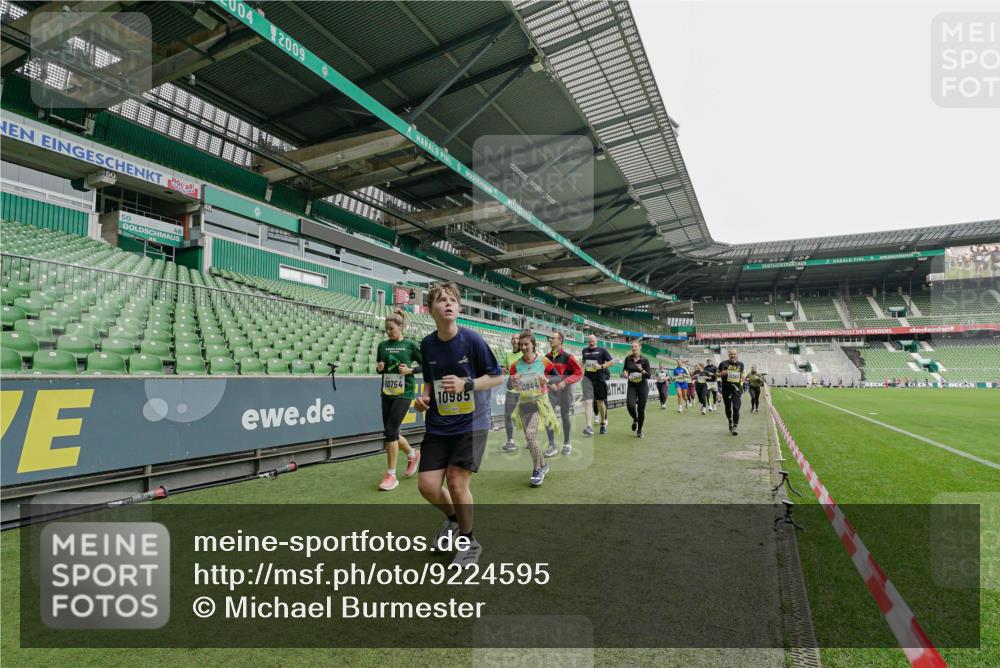05.10.2025 - 20. swb-Marathon Bremen Michael Burmester http://msf.ph/oto/9224595 05.10.2025 10:35:38 Laufen im Stadion 7163, 7177, 7178, 9201, 9231, 9330, 9350, 9433, 9451, 9495, 9508, 9516, 9518, 9542, 9550, 9576, 9582, 9601, 9609, 9612, 9622, 9625, 9634, 9666, 9722, 9737, 9790, 9886, 9904, 9914, 9937, 9954, 9962, 9968, 10006, 10039, 10049, 10055, 10059, 10063, 10079, 10084, 10105, 10127, 10138, 10139, 10145, 10169, 10179, 10225, 10228, 10250, 10281, 10336, 10353, 10359, 10368, 10377, 10395, 10555, 10644, 10694, 10834, 10845, 10988, 9292, 9430, 9669, 9672 meine-sportfotos.de