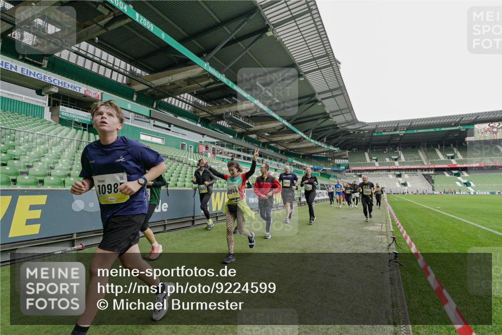 05.10.2025 - 20. swb-Marathon Bremen Michael Burmester http://msf.ph/oto/9224599 05.10.2025 10:35:39 Laufen im Stadion 7163, 7177, 7178, 9201, 9231, 9330, 9350, 9433, 9451, 9462, 9495, 9508, 9516, 9518, 9542, 9550, 9576, 9582, 9601, 9609, 9612, 9622, 9625, 9634, 9666, 9737, 9790, 9886, 9904, 9914, 9937, 9954, 9962, 9968, 10006, 10039, 10049, 10055, 10059, 10063, 10079, 10084, 10105, 10127, 10138, 10139, 10143, 10145, 10179, 10225, 10228, 10250, 10281, 10336, 10353, 10359, 10368, 10377, 10395, 10555, 10644, 10694, 10834, 10845, 10988, 9430, 9669, 9672 meine-sportfotos.de