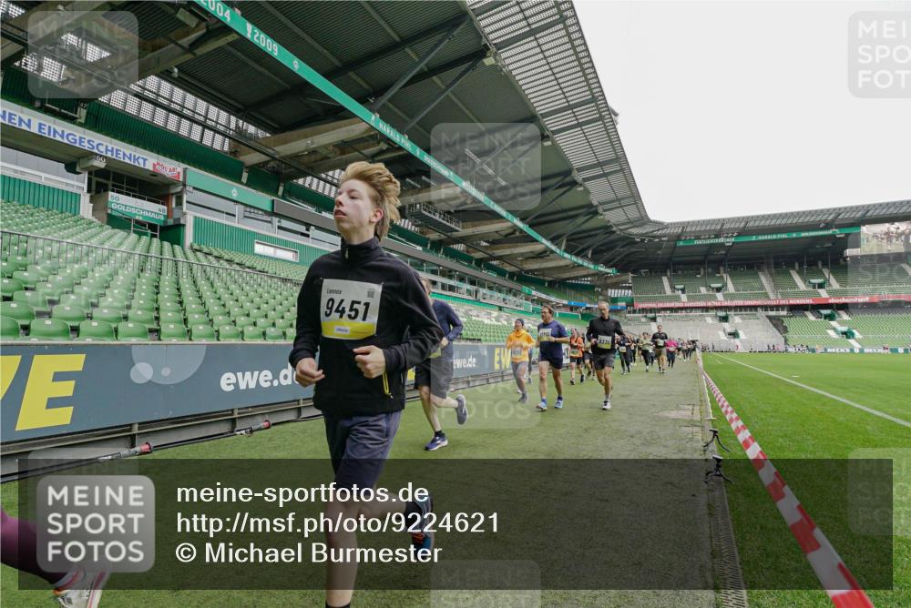 05.10.2025 - 20. swb-Marathon Bremen Michael Burmester http://msf.ph/oto/9224621 05.10.2025 10:35:46 Laufen im Stadion 7163, 7177, 7178, 9173, 9174, 9231, 9278, 9330, 9350, 9378, 9433, 9450, 9451, 9462, 9495, 9508, 9516, 9518, 9542, 9550, 9576, 9582, 9601, 9609, 9612, 9625, 9634, 9666, 9737, 9790, 9880, 9886, 9904, 9914, 9937, 9954, 9962, 9968, 9977, 10006, 10039, 10049, 10055, 10059, 10063, 10079, 10084, 10105, 10127, 10138, 10139, 10143, 10145, 10179, 10182, 10225, 10228, 10250, 10293, 10336, 10353, 10359, 10367, 10368, 10377, 10395, 10555, 9672 meine-sportfotos.de
