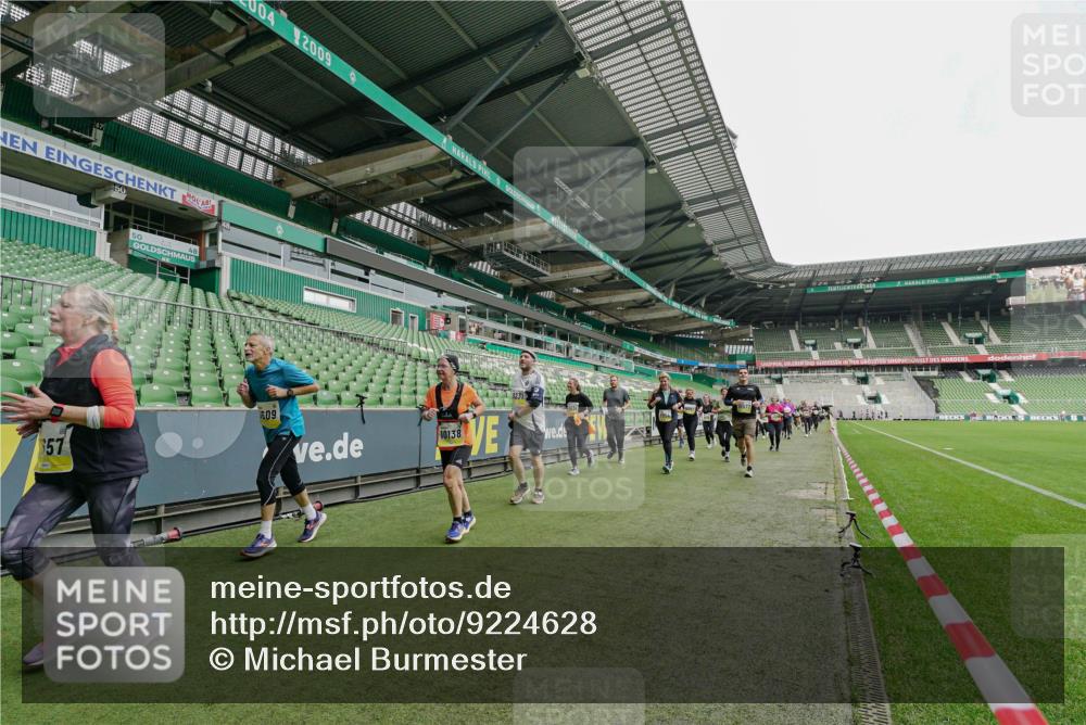 05.10.2025 - 20. swb-Marathon Bremen Michael Burmester http://msf.ph/oto/9224628 05.10.2025 10:35:50 Laufen im Stadion 7163, 7177, 7178, 9005, 9173, 9174, 9231, 9278, 9327, 9330, 9350, 9378, 9389, 9433, 9450, 9451, 9462, 9495, 9508, 9516, 9518, 9542, 9550, 9576, 9582, 9601, 9609, 9612, 9625, 9634, 9666, 9686, 9737, 9790, 9880, 9886, 9904, 9914, 9937, 9954, 9962, 9968, 9977, 10006, 10039, 10049, 10055, 10059, 10063, 10079, 10084, 10105, 10127, 10138, 10139, 10143, 10145, 10179, 10182, 10225, 10228, 10250, 10293, 10311, 10336, 10353, 10359, 10367, 10368, 10377, 10395, 10555 meine-sportfotos.de