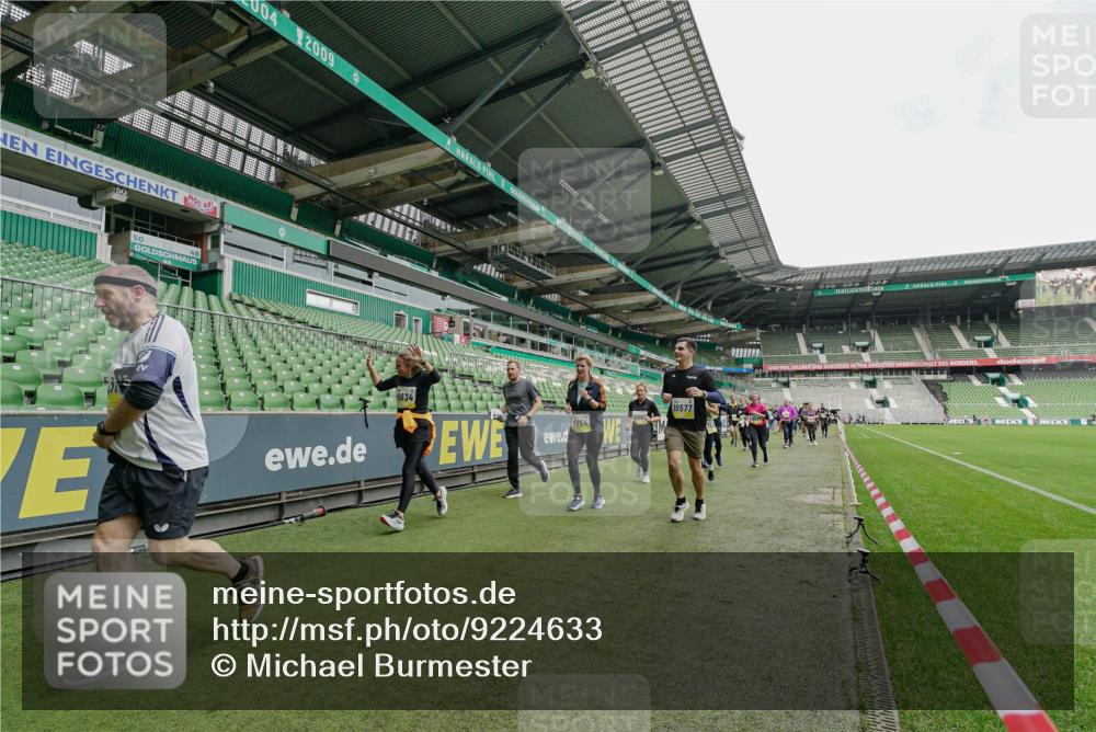 05.10.2025 - 20. swb-Marathon Bremen Michael Burmester http://msf.ph/oto/9224633 05.10.2025 10:35:52 Laufen im Stadion 7163, 7177, 7178, 9005, 9173, 9174, 9231, 9278, 9327, 9330, 9350, 9370, 9378, 9389, 9433, 9450, 9451, 9454, 9462, 9495, 9508, 9516, 9518, 9542, 9550, 9576, 9582, 9601, 9609, 9612, 9625, 9634, 9666, 9686, 9737, 9790, 9880, 9886, 9904, 9914, 9937, 9954, 9962, 9977, 10006, 10039, 10049, 10055, 10059, 10063, 10079, 10084, 10105, 10127, 10138, 10139, 10143, 10145, 10179, 10182, 10225, 10228, 10250, 10293, 10311, 10336, 10353, 10359, 10367, 10368, 10377, 10391, 10395 meine-sportfotos.de
