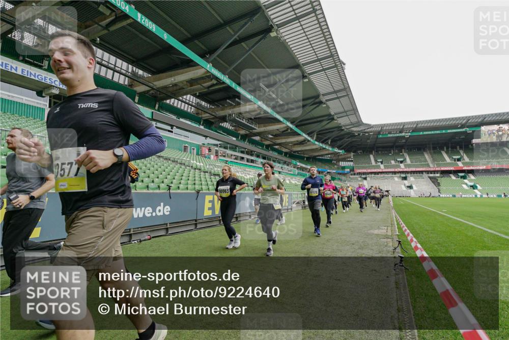 05.10.2025 - 20. swb-Marathon Bremen Michael Burmester http://msf.ph/oto/9224640 05.10.2025 10:35:54 Laufen im Stadion 7163, 7177, 7178, 8585, 9005, 9173, 9174, 9231, 9278, 9327, 9330, 9370, 9378, 9389, 9433, 9450, 9451, 9454, 9462, 9495, 9508, 9516, 9518, 9542, 9550, 9576, 9582, 9609, 9612, 9625, 9634, 9666, 9686, 9737, 9790, 9880, 9886, 9904, 9914, 9937, 9954, 9962, 9977, 10006, 10039, 10049, 10055, 10059, 10063, 10079, 10084, 10105, 10127, 10138, 10139, 10143, 10145, 10179, 10182, 10225, 10228, 10250, 10293, 10311, 10336, 10353, 10359, 10367, 10368, 10377, 10391 meine-sportfotos.de