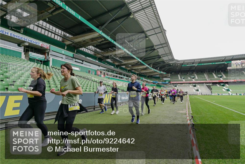 05.10.2025 - 20. swb-Marathon Bremen Michael Burmester http://msf.ph/oto/9224642 05.10.2025 10:35:55 Laufen im Stadion 7163, 7177, 7178, 7908, 8585, 9005, 9173, 9174, 9231, 9278, 9327, 9330, 9370, 9371, 9378, 9389, 9433, 9450, 9451, 9454, 9462, 9495, 9508, 9516, 9518, 9542, 9550, 9576, 9582, 9609, 9612, 9625, 9634, 9666, 9686, 9737, 9790, 9880, 9886, 9904, 9914, 9937, 9954, 9962, 9977, 10006, 10039, 10049, 10055, 10059, 10063, 10079, 10084, 10105, 10127, 10138, 10139, 10143, 10145, 10179, 10182, 10225, 10228, 10250, 10293, 10311, 10336, 10353, 10359, 10367, 10368, 10377, 10391 meine-sportfotos.de