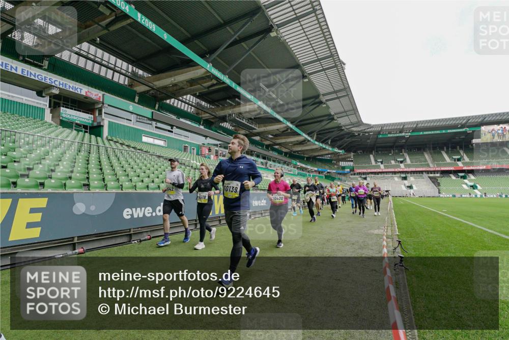 05.10.2025 - 20. swb-Marathon Bremen Michael Burmester http://msf.ph/oto/9224645 05.10.2025 10:35:55 Laufen im Stadion 7163, 7177, 7178, 7908, 8585, 9005, 9173, 9174, 9231, 9278, 9327, 9330, 9370, 9371, 9378, 9389, 9433, 9450, 9451, 9454, 9462, 9495, 9508, 9516, 9518, 9542, 9550, 9576, 9582, 9609, 9612, 9625, 9634, 9666, 9686, 9737, 9790, 9880, 9886, 9904, 9914, 9937, 9954, 9962, 9977, 10006, 10039, 10049, 10055, 10059, 10063, 10079, 10084, 10105, 10127, 10138, 10139, 10143, 10145, 10179, 10182, 10225, 10228, 10250, 10293, 10311, 10336, 10353, 10359, 10367, 10368, 10377, 10391 meine-sportfotos.de