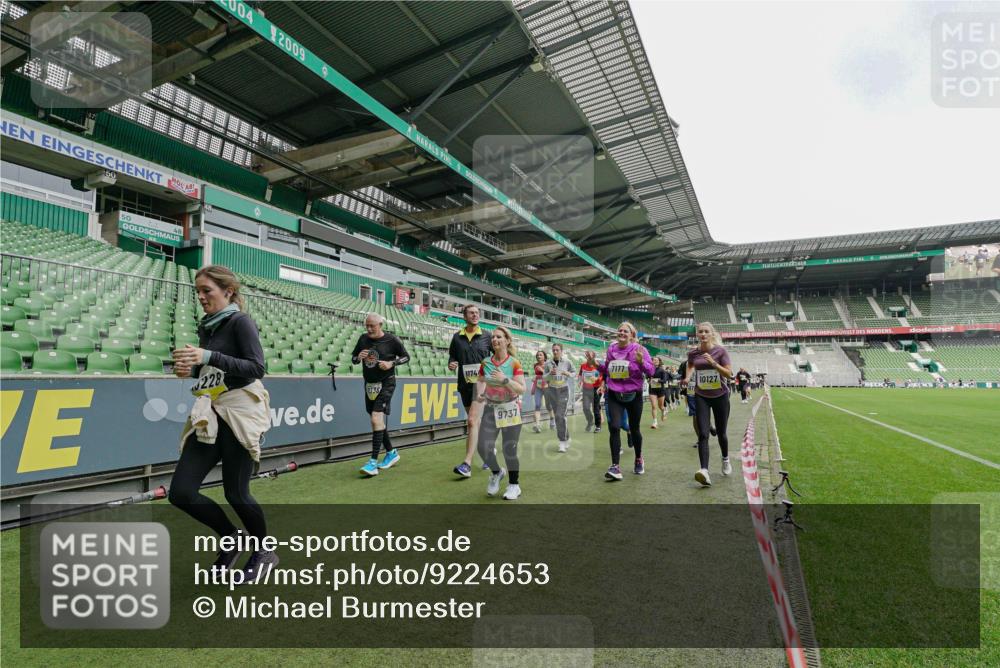 05.10.2025 - 20. swb-Marathon Bremen Michael Burmester http://msf.ph/oto/9224653 05.10.2025 10:35:58 Laufen im Stadion 7177, 7178, 7908, 8585, 9005, 9173, 9174, 9231, 9278, 9327, 9330, 9346, 9349, 9370, 9371, 9378, 9389, 9433, 9443, 9450, 9451, 9454, 9462, 9508, 9516, 9518, 9542, 9550, 9576, 9609, 9611, 9612, 9625, 9634, 9666, 9686, 9737, 9790, 9880, 9886, 9904, 9914, 9937, 9954, 9962, 9977, 10006, 10039, 10049, 10055, 10059, 10063, 10079, 10084, 10127, 10138, 10139, 10143, 10145, 10182, 10219, 10225, 10228, 10250, 10293, 10311, 10336, 10353, 10359, 10367, 10368, 10377, 10391, 7163 meine-sportfotos.de