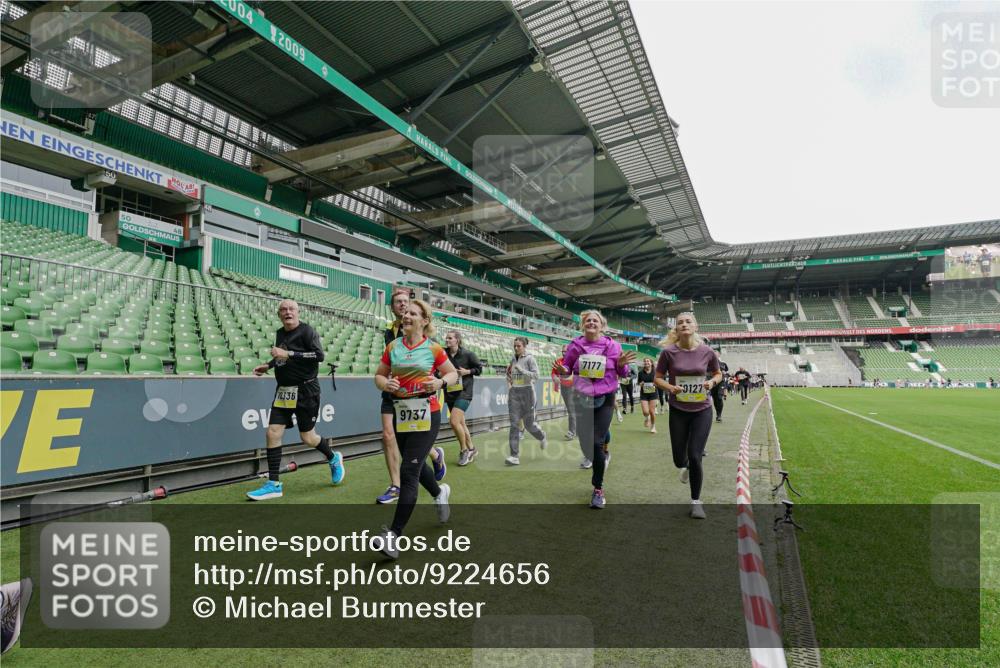 05.10.2025 - 20. swb-Marathon Bremen Michael Burmester http://msf.ph/oto/9224656 05.10.2025 10:35:59 Laufen im Stadion 7177, 7178, 7908, 8585, 9005, 9173, 9174, 9231, 9278, 9327, 9330, 9346, 9349, 9370, 9371, 9378, 9389, 9433, 9443, 9450, 9451, 9454, 9462, 9508, 9516, 9518, 9542, 9550, 9576, 9609, 9611, 9612, 9625, 9634, 9666, 9686, 9737, 9790, 9880, 9886, 9904, 9914, 9937, 9954, 9962, 9977, 10006, 10039, 10055, 10059, 10063, 10079, 10084, 10127, 10138, 10139, 10143, 10145, 10182, 10219, 10225, 10228, 10250, 10293, 10311, 10336, 10353, 10359, 10367, 10368, 10377, 10391, 7163 meine-sportfotos.de