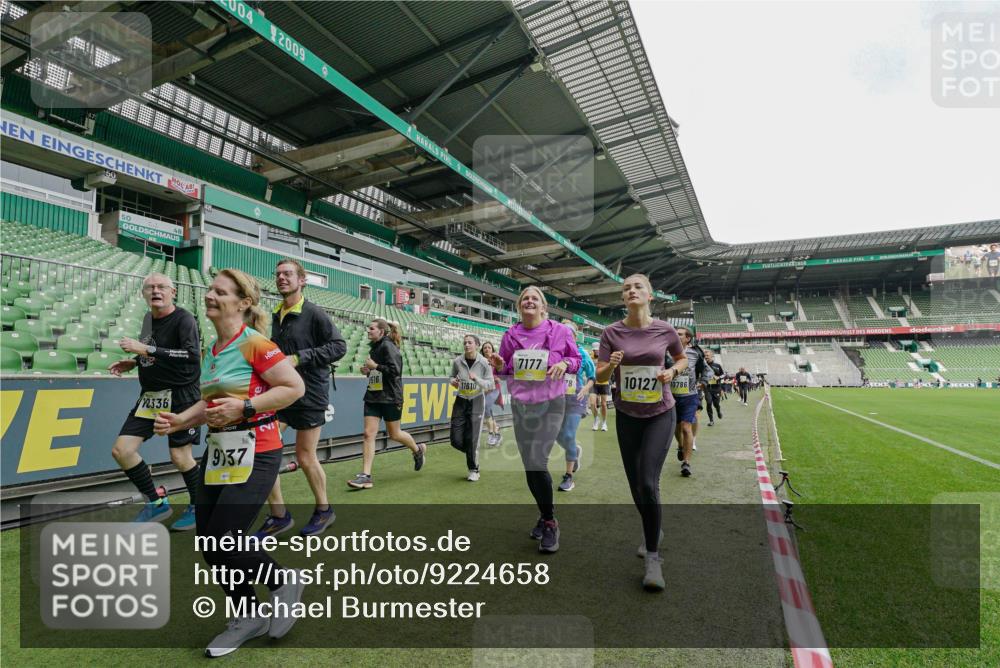 05.10.2025 - 20. swb-Marathon Bremen Michael Burmester http://msf.ph/oto/9224658 05.10.2025 10:35:59 Laufen im Stadion 7177, 7178, 7908, 8585, 9005, 9173, 9174, 9231, 9278, 9327, 9330, 9346, 9349, 9370, 9371, 9378, 9389, 9433, 9443, 9450, 9451, 9454, 9462, 9508, 9516, 9518, 9542, 9550, 9576, 9609, 9611, 9612, 9625, 9634, 9666, 9686, 9737, 9790, 9880, 9886, 9904, 9914, 9937, 9954, 9962, 9977, 10006, 10039, 10055, 10059, 10063, 10079, 10084, 10127, 10138, 10139, 10143, 10145, 10182, 10219, 10225, 10228, 10250, 10293, 10311, 10336, 10353, 10359, 10367, 10368, 10377, 10391, 7163 meine-sportfotos.de