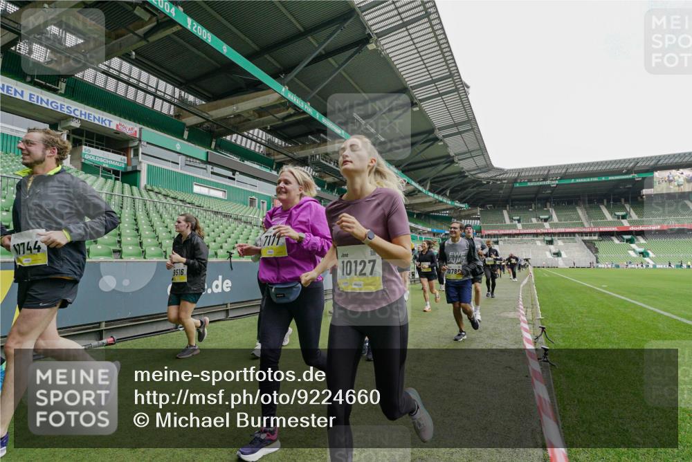 05.10.2025 - 20. swb-Marathon Bremen Michael Burmester http://msf.ph/oto/9224660 05.10.2025 10:36:00 Laufen im Stadion 7177, 7178, 7908, 8585, 9005, 9173, 9174, 9215, 9231, 9278, 9327, 9330, 9346, 9349, 9370, 9371, 9378, 9389, 9433, 9443, 9450, 9451, 9454, 9462, 9508, 9516, 9518, 9542, 9550, 9576, 9609, 9611, 9612, 9625, 9634, 9666, 9686, 9737, 9790, 9880, 9886, 9904, 9914, 9937, 9954, 9962, 9977, 10006, 10039, 10055, 10059, 10063, 10079, 10084, 10127, 10138, 10139, 10143, 10145, 10182, 10219, 10225, 10228, 10250, 10293, 10311, 10324, 10336, 10353, 10359, 10367, 10368, 10391, 7163 meine-sportfotos.de