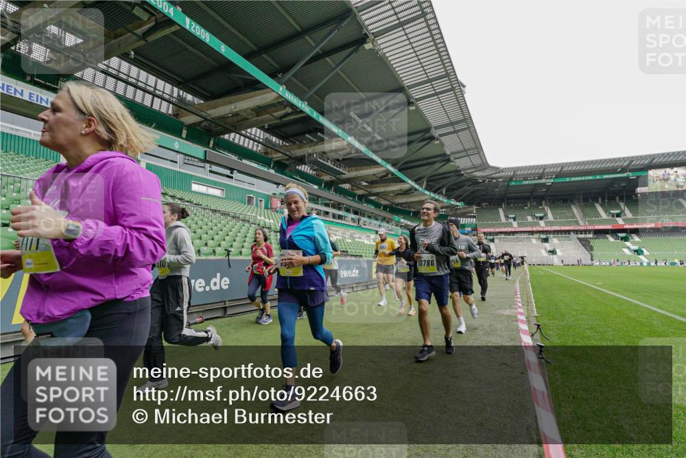 05.10.2025 - 20. swb-Marathon Bremen Michael Burmester http://msf.ph/oto/9224663 05.10.2025 10:36:00 Laufen im Stadion 7177, 7178, 7908, 8585, 9005, 9173, 9174, 9215, 9231, 9278, 9327, 9330, 9346, 9349, 9370, 9371, 9378, 9389, 9433, 9443, 9450, 9451, 9454, 9462, 9508, 9516, 9518, 9542, 9550, 9576, 9609, 9611, 9612, 9625, 9634, 9666, 9686, 9737, 9790, 9880, 9886, 9904, 9914, 9937, 9954, 9962, 9977, 10006, 10039, 10055, 10059, 10063, 10079, 10084, 10127, 10138, 10139, 10143, 10145, 10182, 10219, 10225, 10228, 10250, 10293, 10311, 10324, 10336, 10353, 10359, 10367, 10368, 10391, 7163 meine-sportfotos.de