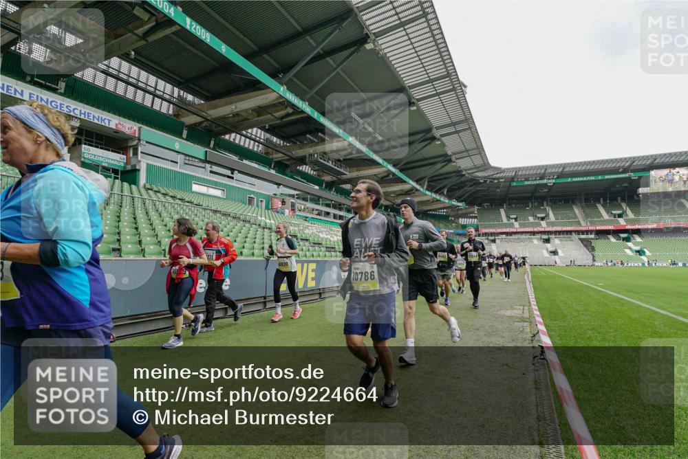 05.10.2025 - 20. swb-Marathon Bremen Michael Burmester http://msf.ph/oto/9224664 05.10.2025 10:36:01 Laufen im Stadion 7177, 7178, 7908, 8585, 9005, 9173, 9174, 9215, 9231, 9278, 9327, 9330, 9346, 9349, 9370, 9371, 9378, 9389, 9433, 9443, 9450, 9451, 9454, 9462, 9508, 9516, 9518, 9542, 9550, 9576, 9609, 9611, 9612, 9634, 9686, 9737, 9747, 9790, 9880, 9886, 9904, 9914, 9937, 9954, 9962, 9977, 10006, 10039, 10055, 10059, 10063, 10079, 10084, 10127, 10138, 10139, 10143, 10145, 10182, 10219, 10225, 10228, 10250, 10293, 10311, 10324, 10336, 10353, 10359, 10367, 10368, 10391, 7163 meine-sportfotos.de