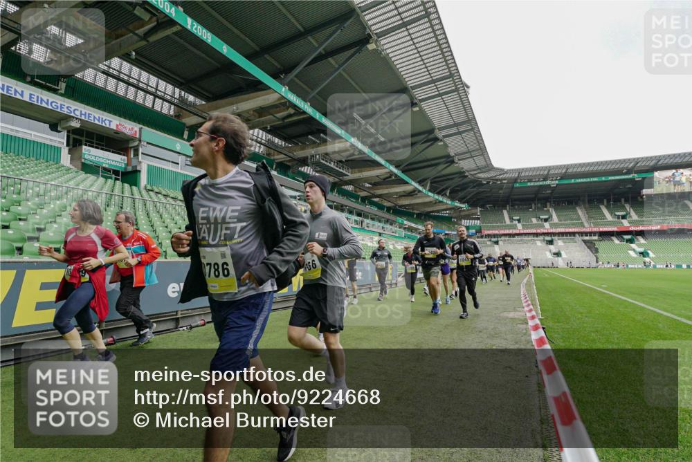 05.10.2025 - 20. swb-Marathon Bremen Michael Burmester http://msf.ph/oto/9224668 05.10.2025 10:36:01 Laufen im Stadion 7177, 7178, 7908, 8585, 9005, 9173, 9174, 9215, 9231, 9278, 9327, 9330, 9346, 9349, 9370, 9371, 9378, 9389, 9433, 9443, 9450, 9451, 9454, 9462, 9508, 9516, 9518, 9542, 9550, 9576, 9609, 9611, 9612, 9634, 9686, 9737, 9747, 9790, 9880, 9886, 9904, 9914, 9937, 9954, 9962, 9977, 10006, 10039, 10055, 10059, 10063, 10079, 10084, 10127, 10138, 10139, 10143, 10145, 10182, 10219, 10225, 10228, 10250, 10293, 10311, 10324, 10336, 10353, 10359, 10367, 10368, 10391, 7163 meine-sportfotos.de