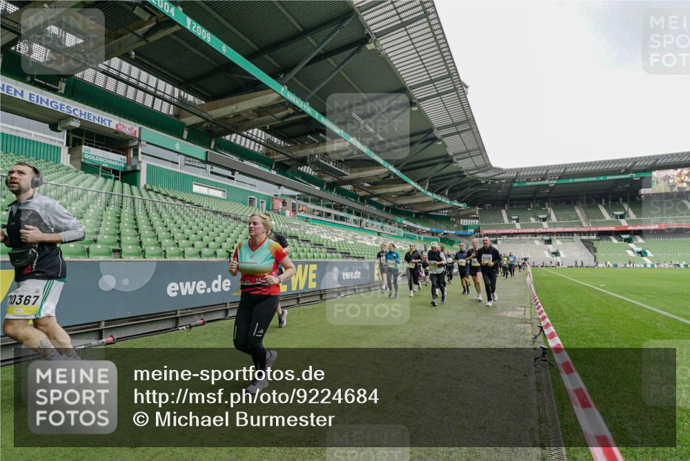 05.10.2025 - 20. swb-Marathon Bremen Michael Burmester http://msf.ph/oto/9224684 05.10.2025 10:36:06 Laufen im Stadion 7123, 7177, 7178, 7908, 8585, 9005, 9173, 9174, 9215, 9231, 9278, 9327, 9330, 9346, 9349, 9370, 9371, 9378, 9389, 9433, 9443, 9450, 9451, 9454, 9462, 9508, 9516, 9518, 9542, 9550, 9568, 9576, 9609, 9611, 9612, 9634, 9686, 9737, 9747, 9790, 9880, 9904, 9914, 9937, 9954, 9962, 9977, 10006, 10039, 10059, 10063, 10079, 10084, 10127, 10138, 10139, 10143, 10182, 10219, 10225, 10228, 10250, 10293, 10311, 10324, 10336, 10353, 10357, 10359, 10367, 10391, 7163 meine-sportfotos.de