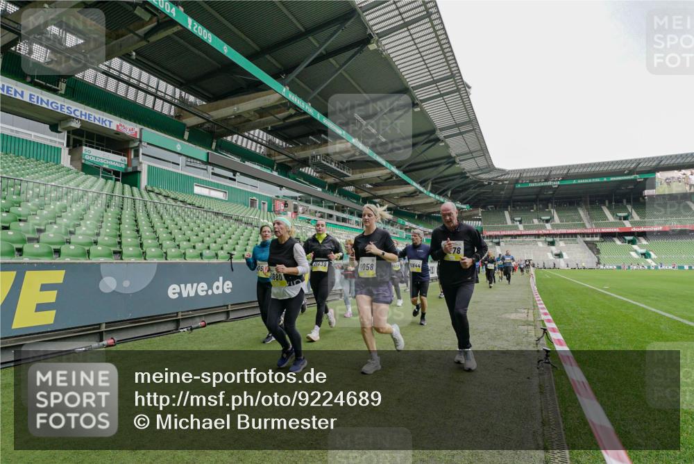 05.10.2025 - 20. swb-Marathon Bremen Michael Burmester http://msf.ph/oto/9224689 05.10.2025 10:36:08 Laufen im Stadion 7123, 7177, 7178, 7908, 8585, 9005, 9173, 9174, 9215, 9231, 9278, 9327, 9330, 9346, 9349, 9370, 9371, 9378, 9389, 9433, 9443, 9450, 9451, 9454, 9462, 9508, 9516, 9518, 9542, 9550, 9568, 9608, 9609, 9611, 9613, 9634, 9635, 9686, 9737, 9747, 9790, 9880, 9904, 9914, 9937, 9954, 9962, 9977, 10006, 10039, 10059, 10063, 10079, 10084, 10127, 10138, 10139, 10143, 10182, 10219, 10228, 10250, 10293, 10311, 10324, 10336, 10353, 10357, 10359, 10367, 10391, 10560, 7163 meine-sportfotos.de