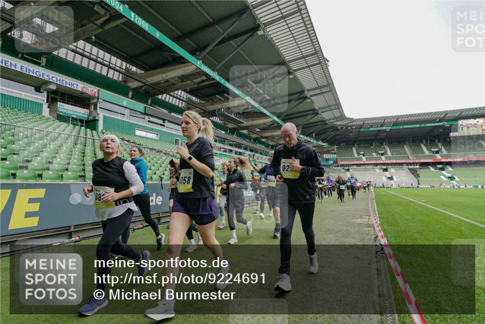 05.10.2025 - 20. swb-Marathon Bremen Michael Burmester http://msf.ph/oto/9224691 05.10.2025 10:36:09 Laufen im Stadion 7123, 7177, 7178, 7908, 8585, 9005, 9173, 9174, 9215, 9231, 9278, 9327, 9330, 9346, 9349, 9370, 9371, 9378, 9389, 9433, 9443, 9450, 9451, 9454, 9462, 9508, 9516, 9518, 9542, 9550, 9568, 9608, 9609, 9611, 9613, 9634, 9635, 9686, 9737, 9747, 9790, 9880, 9904, 9914, 9937, 9954, 9962, 9977, 10006, 10039, 10059, 10063, 10079, 10084, 10127, 10138, 10139, 10143, 10182, 10219, 10228, 10250, 10293, 10311, 10324, 10336, 10353, 10357, 10359, 10367, 10391, 10560, 7163 meine-sportfotos.de