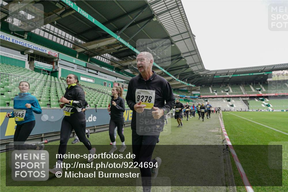 05.10.2025 - 20. swb-Marathon Bremen Michael Burmester http://msf.ph/oto/9224694 05.10.2025 10:36:09 Laufen im Stadion 7123, 7177, 7178, 7908, 8585, 9005, 9173, 9174, 9215, 9231, 9278, 9327, 9330, 9346, 9349, 9370, 9371, 9378, 9389, 9433, 9443, 9450, 9451, 9454, 9462, 9508, 9516, 9518, 9542, 9550, 9568, 9608, 9609, 9611, 9613, 9634, 9635, 9686, 9737, 9747, 9790, 9880, 9904, 9914, 9937, 9954, 9962, 9977, 10006, 10039, 10059, 10063, 10079, 10084, 10127, 10138, 10139, 10143, 10182, 10219, 10228, 10250, 10293, 10311, 10324, 10336, 10353, 10357, 10359, 10367, 10391, 10560, 7163 meine-sportfotos.de