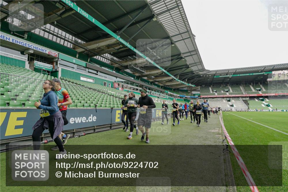 05.10.2025 - 20. swb-Marathon Bremen Michael Burmester http://msf.ph/oto/9224702 05.10.2025 10:36:11 Laufen im Stadion 7123, 7177, 7178, 7908, 8585, 9005, 9173, 9174, 9215, 9231, 9278, 9327, 9330, 9346, 9349, 9370, 9371, 9378, 9389, 9433, 9443, 9450, 9451, 9454, 9462, 9516, 9518, 9542, 9568, 9608, 9609, 9611, 9613, 9634, 9635, 9686, 9737, 9747, 9880, 9904, 9914, 9937, 9954, 9962, 9977, 10006, 10039, 10059, 10063, 10079, 10084, 10127, 10138, 10139, 10143, 10182, 10219, 10228, 10250, 10293, 10311, 10324, 10336, 10353, 10357, 10359, 10367, 10391, 10560, 7163 meine-sportfotos.de
