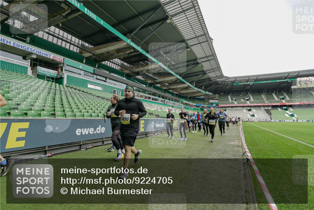 05.10.2025 - 20. swb-Marathon Bremen Michael Burmester http://msf.ph/oto/9224705 05.10.2025 10:36:12 Laufen im Stadion 7123, 7177, 7178, 7908, 8585, 9005, 9173, 9174, 9215, 9231, 9278, 9327, 9330, 9346, 9349, 9370, 9371, 9378, 9389, 9433, 9443, 9450, 9451, 9454, 9462, 9516, 9518, 9542, 9568, 9608, 9609, 9611, 9613, 9634, 9635, 9686, 9737, 9747, 9880, 9904, 9914, 9937, 9954, 9962, 9977, 10006, 10039, 10059, 10063, 10079, 10084, 10127, 10138, 10139, 10143, 10182, 10219, 10228, 10250, 10293, 10311, 10324, 10336, 10353, 10357, 10359, 10367, 10391, 10406, 10560, 10901, 7163 meine-sportfotos.de
