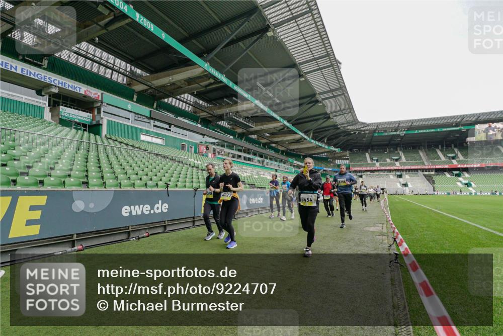 05.10.2025 - 20. swb-Marathon Bremen Michael Burmester http://msf.ph/oto/9224707 05.10.2025 10:36:13 Laufen im Stadion 7123, 7177, 7178, 7908, 8585, 9005, 9173, 9174, 9215, 9231, 9278, 9327, 9330, 9346, 9349, 9370, 9371, 9378, 9389, 9433, 9443, 9450, 9451, 9454, 9462, 9516, 9518, 9542, 9568, 9608, 9609, 9611, 9613, 9634, 9635, 9686, 9737, 9747, 9880, 9904, 9914, 9937, 9954, 9962, 9977, 9991, 10006, 10039, 10059, 10063, 10079, 10084, 10127, 10138, 10139, 10143, 10182, 10219, 10228, 10250, 10293, 10311, 10324, 10336, 10353, 10357, 10359, 10367, 10391, 10406, 10560, 10901, 7163 meine-sportfotos.de
