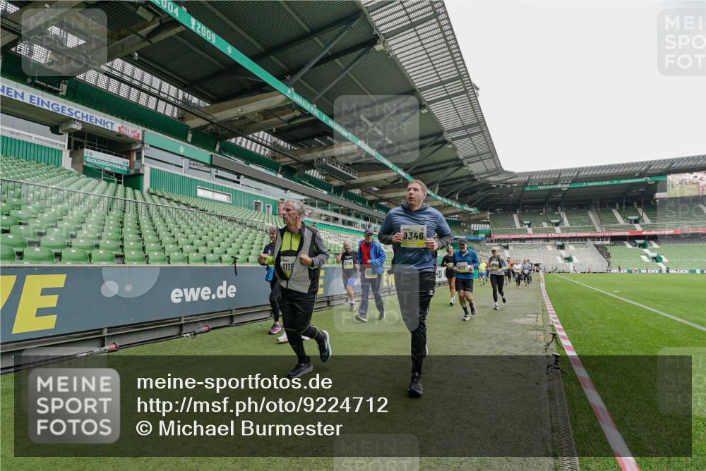 05.10.2025 - 20. swb-Marathon Bremen Michael Burmester http://msf.ph/oto/9224712 05.10.2025 10:36:15 Laufen im Stadion 7123, 7177, 7178, 7908, 8585, 9005, 9173, 9174, 9215, 9231, 9278, 9327, 9330, 9346, 9349, 9370, 9371, 9378, 9389, 9433, 9443, 9450, 9451, 9454, 9462, 9516, 9518, 9542, 9568, 9593, 9608, 9609, 9611, 9613, 9634, 9635, 9686, 9737, 9747, 9880, 9904, 9914, 9937, 9954, 9962, 9977, 9991, 10006, 10039, 10059, 10063, 10079, 10127, 10138, 10139, 10143, 10182, 10219, 10228, 10250, 10293, 10311, 10324, 10336, 10353, 10357, 10359, 10367, 10391, 10406, 10560, 10901, 7163 meine-sportfotos.de