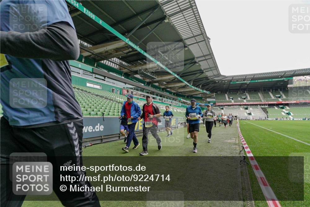 05.10.2025 - 20. swb-Marathon Bremen Michael Burmester http://msf.ph/oto/9224714 05.10.2025 10:36:16 Laufen im Stadion 7123, 7177, 7178, 7908, 8585, 9005, 9173, 9174, 9215, 9231, 9278, 9327, 9330, 9346, 9349, 9370, 9371, 9378, 9389, 9433, 9443, 9450, 9451, 9454, 9462, 9516, 9518, 9542, 9568, 9593, 9608, 9609, 9611, 9613, 9634, 9635, 9686, 9737, 9747, 9880, 9904, 9937, 9954, 9977, 9991, 10006, 10039, 10059, 10063, 10079, 10127, 10138, 10139, 10143, 10182, 10219, 10228, 10250, 10293, 10311, 10324, 10336, 10353, 10357, 10359, 10367, 10391, 10406, 10558, 10560, 10901, 7163 meine-sportfotos.de