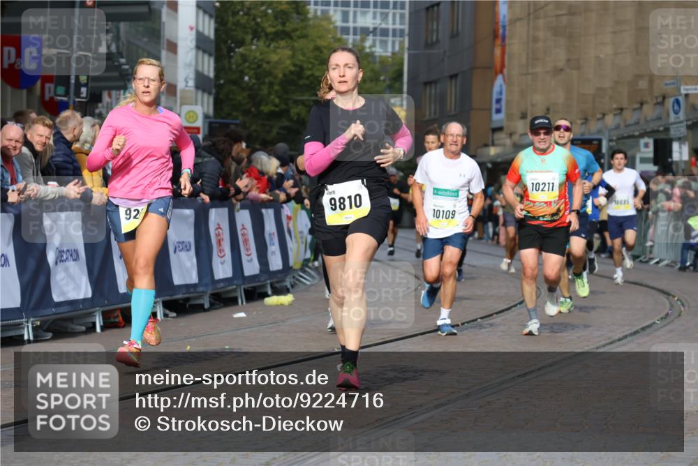 05.10.2025 - 20. swb-Marathon Bremen Strokosch-Dieckow http://msf.ph/oto/9224716 05.10.2025 10:48:21 Ziel 8787, 9223, 9298, 9404, 9641, 9665, 9704, 9810, 9958, 10109, 10131, 10211, 10685, 11119, 11292, 11637 meine-sportfotos.de