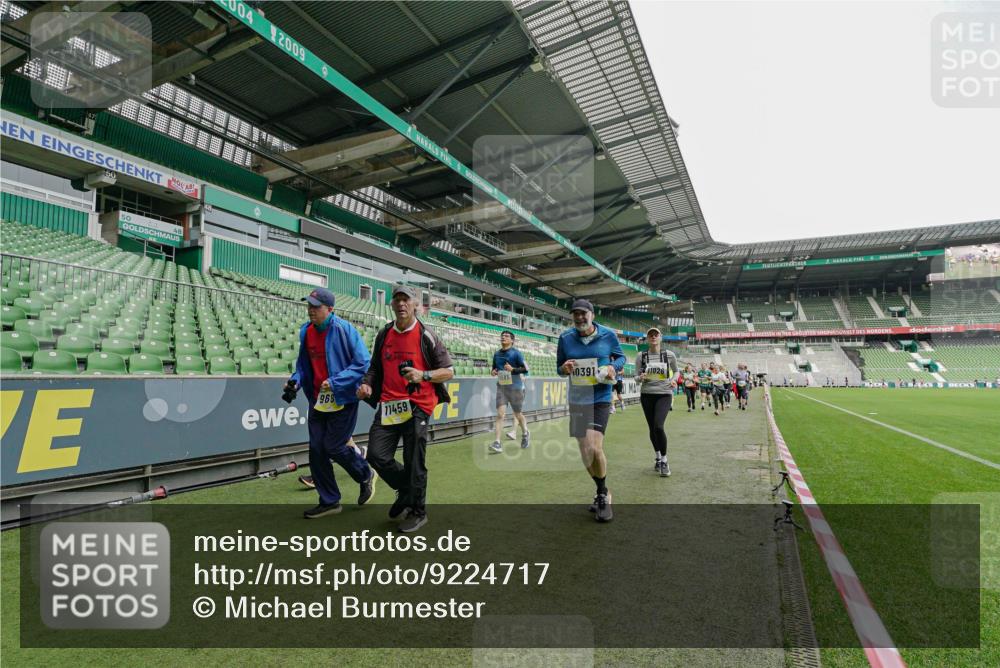 05.10.2025 - 20. swb-Marathon Bremen Michael Burmester http://msf.ph/oto/9224717 05.10.2025 10:36:17 Laufen im Stadion 7123, 7177, 7178, 7908, 8585, 9005, 9173, 9174, 9215, 9231, 9278, 9327, 9330, 9346, 9349, 9370, 9371, 9378, 9389, 9433, 9443, 9450, 9451, 9454, 9462, 9516, 9518, 9542, 9568, 9593, 9608, 9609, 9611, 9613, 9634, 9635, 9686, 9737, 9747, 9880, 9904, 9937, 9954, 9977, 9991, 10006, 10039, 10059, 10063, 10079, 10127, 10138, 10139, 10143, 10182, 10219, 10228, 10250, 10293, 10311, 10324, 10336, 10353, 10357, 10359, 10367, 10391, 10406, 10558, 10560, 10901, 7163 meine-sportfotos.de