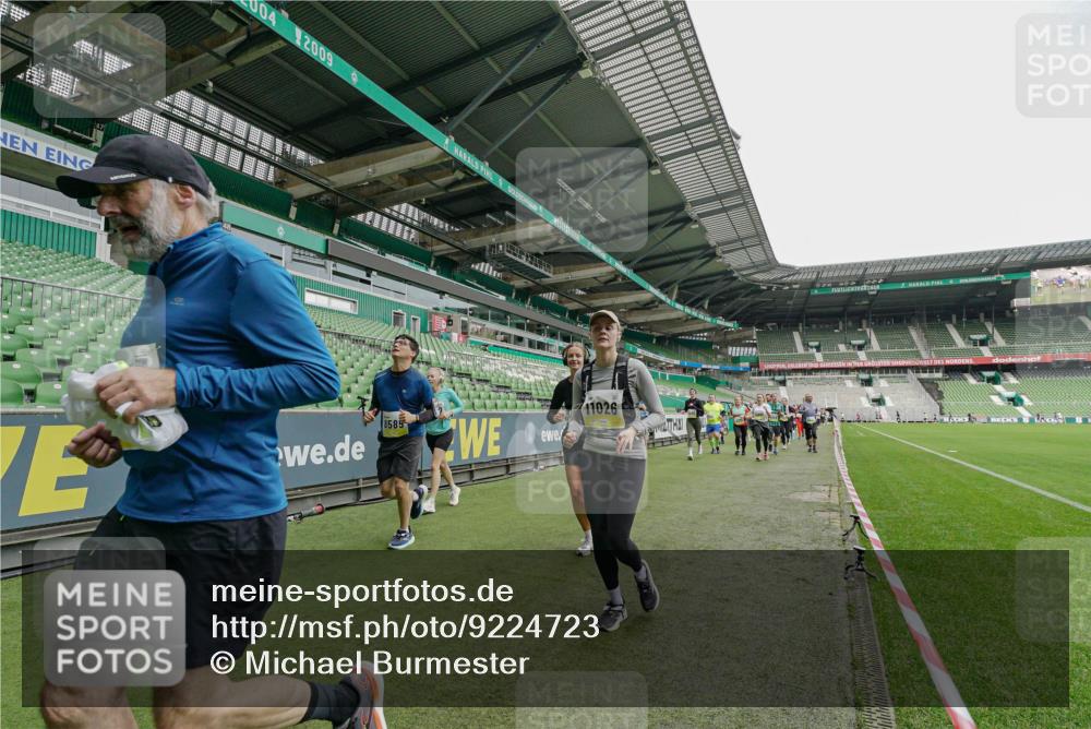05.10.2025 - 20. swb-Marathon Bremen Michael Burmester http://msf.ph/oto/9224723 05.10.2025 10:36:18 Laufen im Stadion 7123, 7177, 7178, 7908, 8585, 9005, 9173, 9174, 9215, 9231, 9278, 9327, 9330, 9346, 9349, 9370, 9371, 9378, 9389, 9433, 9443, 9450, 9451, 9454, 9462, 9516, 9518, 9542, 9568, 9593, 9608, 9609, 9611, 9613, 9634, 9635, 9686, 9737, 9747, 9827, 9880, 9904, 9937, 9954, 9977, 9991, 10006, 10059, 10063, 10079, 10127, 10138, 10139, 10143, 10182, 10219, 10228, 10250, 10293, 10311, 10324, 10336, 10357, 10359, 10367, 10391, 10406, 10558, 10560, 10901 meine-sportfotos.de