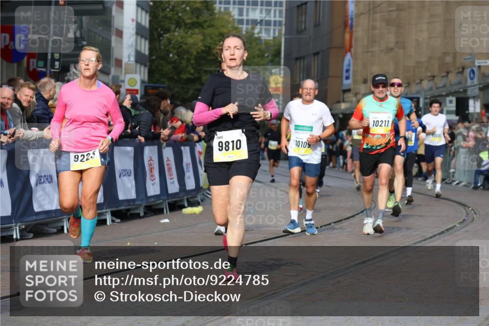 05.10.2025 - 20. swb-Marathon Bremen Strokosch-Dieckow http://msf.ph/oto/9224785 05.10.2025 10:48:22 Ziel 8787, 9223, 9298, 9404, 9665, 9704, 9810, 9958, 10109, 10131, 10211, 10685, 11005, 11119, 11292, 11357 meine-sportfotos.de