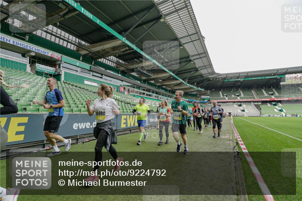 05.10.2025 - 20. swb-Marathon Bremen Michael Burmester http://msf.ph/oto/9224792 05.10.2025 10:36:22 Laufen im Stadion 7123, 7177, 7178, 7908, 8585, 9005, 9173, 9174, 9215, 9231, 9278, 9294, 9327, 9330, 9346, 9349, 9370, 9371, 9378, 9389, 9433, 9443, 9450, 9451, 9454, 9462, 9516, 9518, 9542, 9568, 9593, 9608, 9609, 9611, 9613, 9634, 9635, 9686, 9737, 9747, 9827, 9880, 9904, 9937, 9954, 9977, 9991, 10006, 10030, 10063, 10079, 10093, 10127, 10138, 10139, 10143, 10182, 10209, 10219, 10228, 10250, 10293, 10311, 10324, 10336, 10357, 10367, 10391, 10406, 10558, 10560, 10809, 10901 meine-sportfotos.de