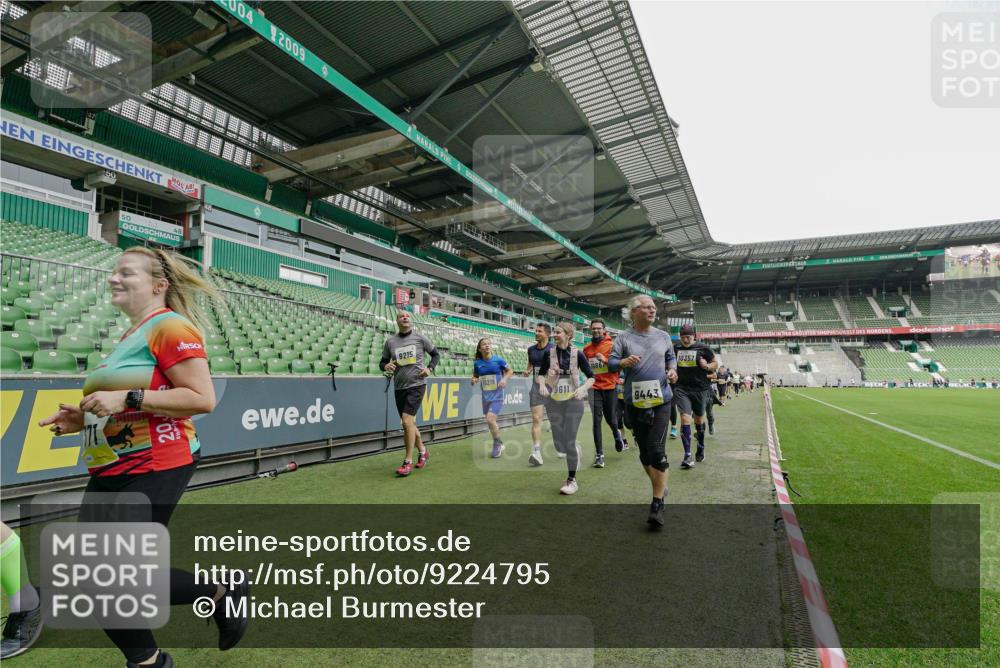 05.10.2025 - 20. swb-Marathon Bremen Michael Burmester http://msf.ph/oto/9224795 05.10.2025 10:36:24 Laufen im Stadion 7123, 7177, 7178, 7908, 8585, 9005, 9173, 9174, 9215, 9231, 9271, 9272, 9278, 9294, 9327, 9330, 9346, 9349, 9370, 9371, 9378, 9389, 9443, 9450, 9454, 9462, 9516, 9518, 9542, 9568, 9593, 9608, 9609, 9611, 9613, 9634, 9635, 9686, 9737, 9747, 9827, 9880, 9904, 9954, 9977, 9991, 10006, 10030, 10063, 10079, 10093, 10127, 10138, 10139, 10143, 10182, 10209, 10219, 10228, 10250, 10293, 10311, 10324, 10336, 10357, 10367, 10391, 10406, 10558, 10560, 10656, 10809, 10901 meine-sportfotos.de