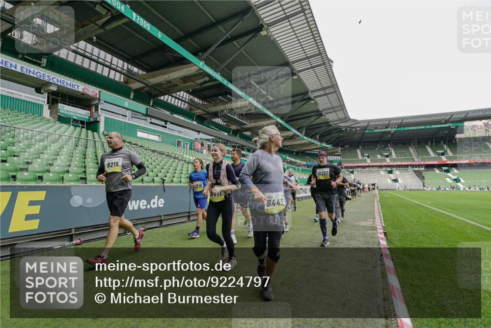 05.10.2025 - 20. swb-Marathon Bremen Michael Burmester http://msf.ph/oto/9224797 05.10.2025 10:36:25 Laufen im Stadion 7123, 7177, 7178, 7908, 8585, 9005, 9173, 9174, 9215, 9231, 9271, 9272, 9278, 9294, 9327, 9330, 9346, 9349, 9370, 9371, 9378, 9389, 9443, 9450, 9454, 9462, 9473, 9516, 9518, 9542, 9568, 9593, 9608, 9609, 9611, 9613, 9634, 9635, 9686, 9737, 9747, 9827, 9880, 9904, 9954, 9977, 9991, 10006, 10030, 10063, 10079, 10093, 10127, 10139, 10143, 10182, 10209, 10219, 10228, 10293, 10311, 10324, 10336, 10357, 10367, 10391, 10406, 10558, 10560, 10656, 10809, 10901 meine-sportfotos.de